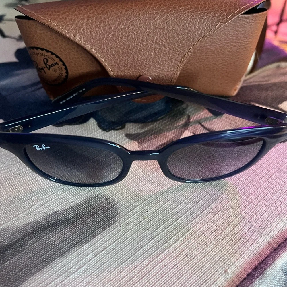 😎NEW SUNNYS😎RAYBAN SUNGLASSES BLUE LENS BLUE FRAMES MADE BY RAYBAN IN ITALY😎😎🥰🥰